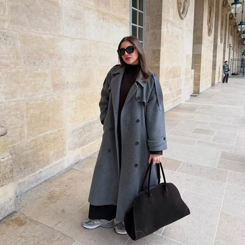 Grå lang ull trenchcoat for kvinner. Elegant og varm vinterfrakk, klassisk ytterjakke i ull til dameklær.
