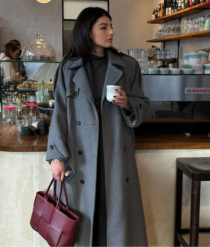 Nærbilde av stoff på lang ull trenchcoat. Høy kvalitet, varm vinterfrakk og elegant dame ytterjakke.