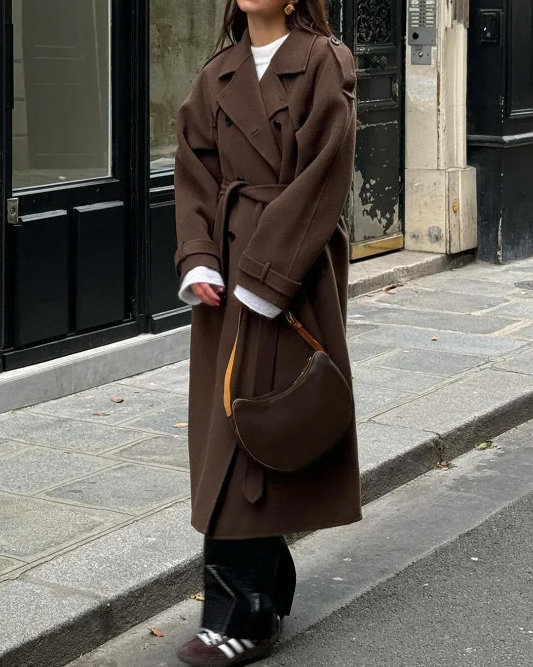 Klassisk lang ull trenchcoat for kvinne med elegant snitt. Stilig vinterfrakk og varm høstfrakk som ytterjakke.