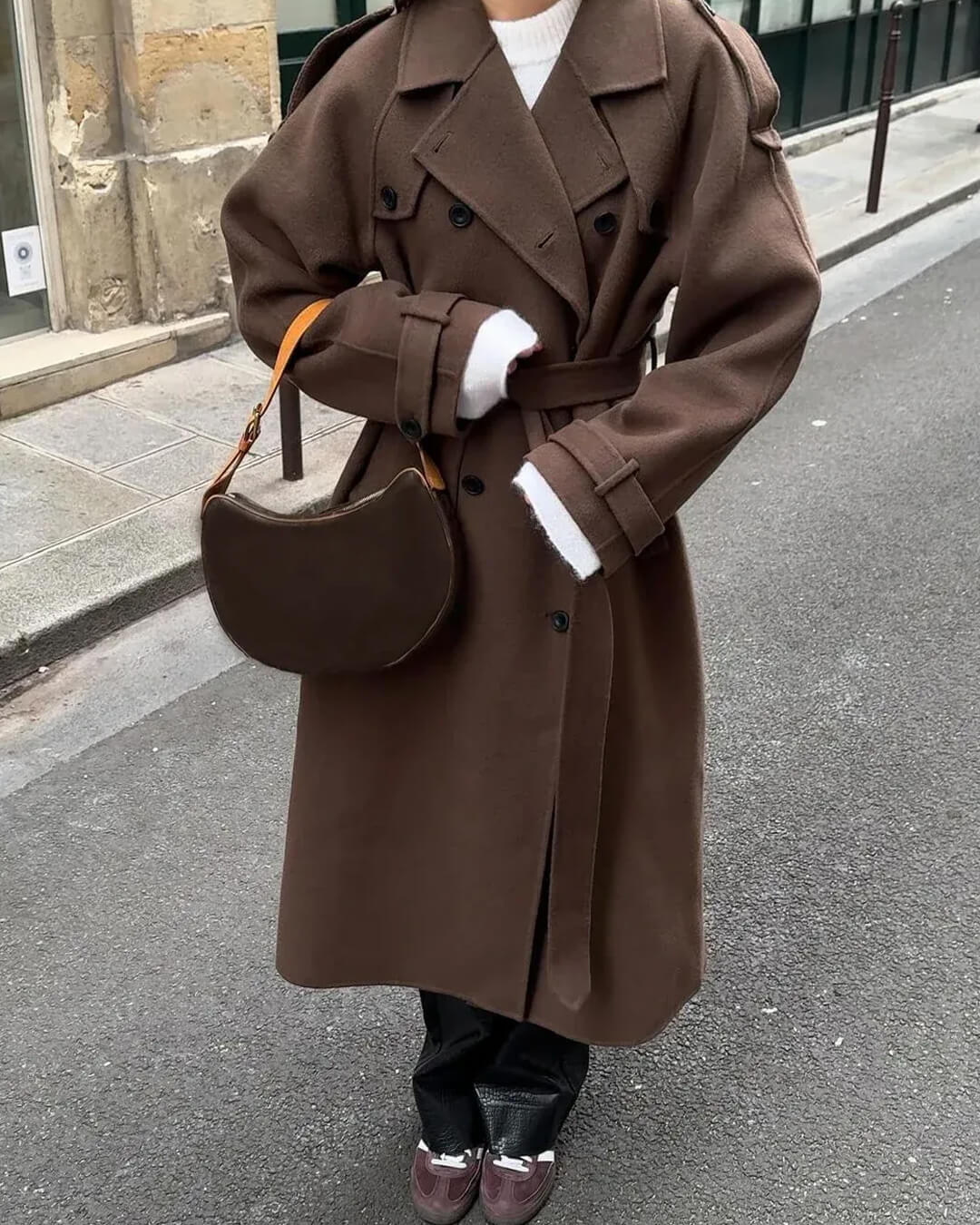 Elegant lang vinter ull trenchcoat for kvinner. Varm og klassisk dame ytterjakke, perfekt for høst og vinter.