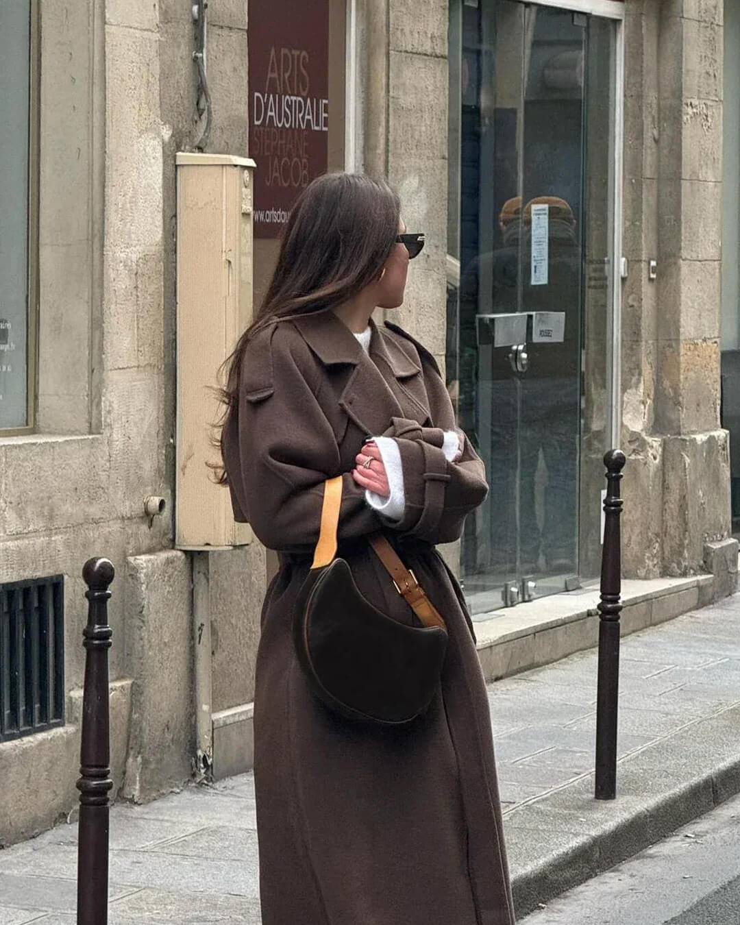 Varm lang ull trenchcoat til kvinne. Elegant vinterfrakk, moteriktig ytterjakke for kalde dager og dameklær.
