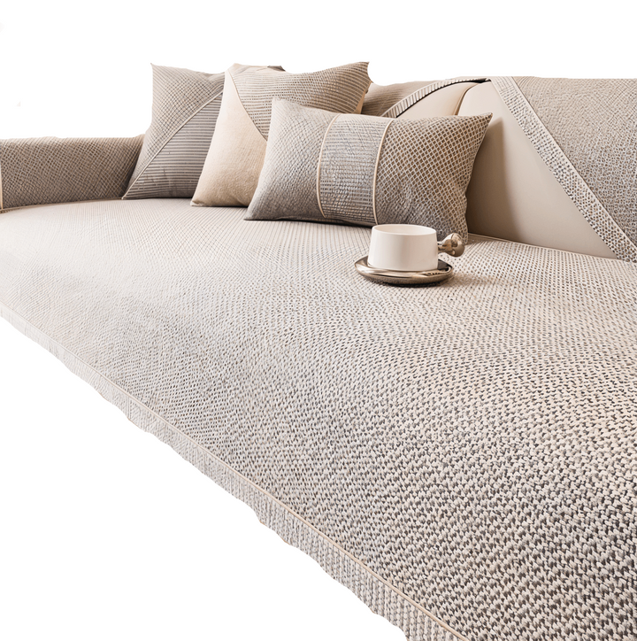 Sklisikkert sofatrekk i moderne stil fornyer stuen. Beskytter sofaen effektivt mot slitasje og flekker.