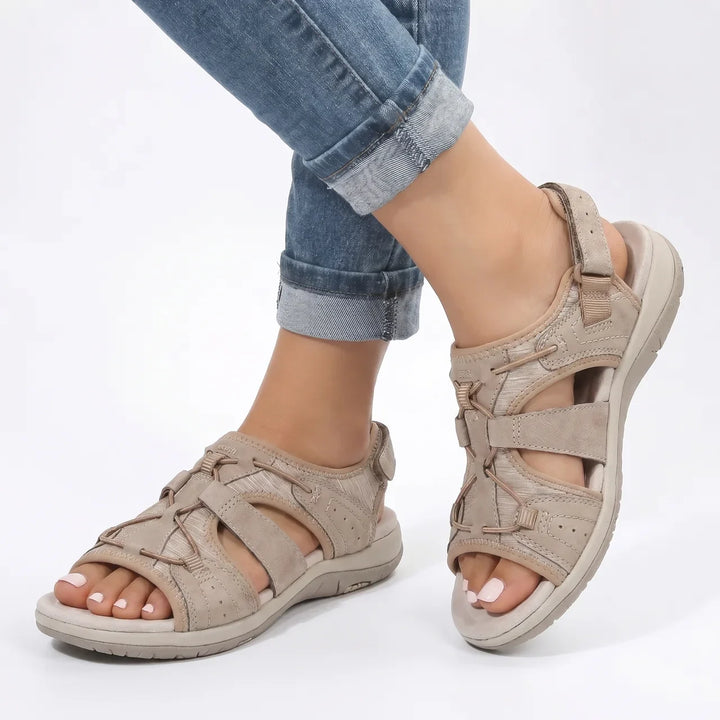Flate og lette damesandaler, ideelle som fritids- og feriesko.
