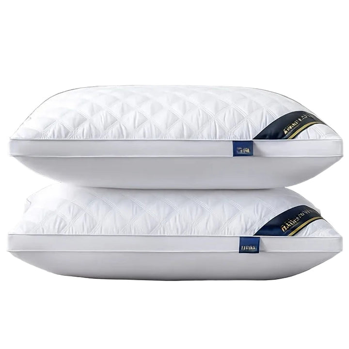 To hvite hypoallergeniske 3D-puter for sovekomfort. Pustende og vaskbare hotellkvalitetsputer.