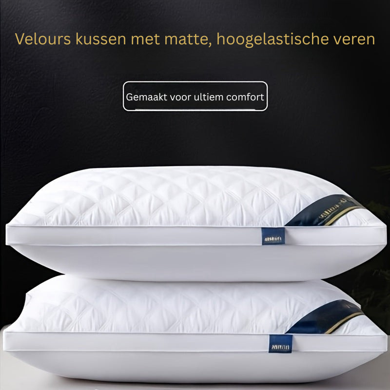 To myke hypoallergeniske 3D-puter pent plassert på en seng. Innbydende sovekomfort med hotellkvalitet.