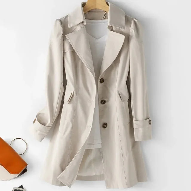 Nærbilde av klassisk dame trenchcoat, elegant enkeltspent ytterplagg. Kvalitets vårkåpe for stilbevisste kvinner.