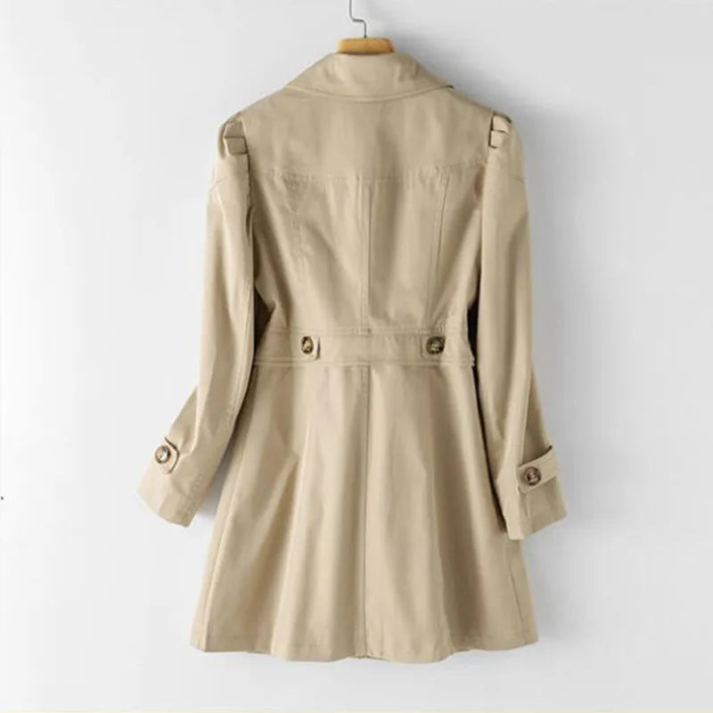 Allsidig dame trenchcoat, perfekt vårkåpe og høstkåpe. Enkeltspent ytterplagg i tidløs stil og stor størrelse.