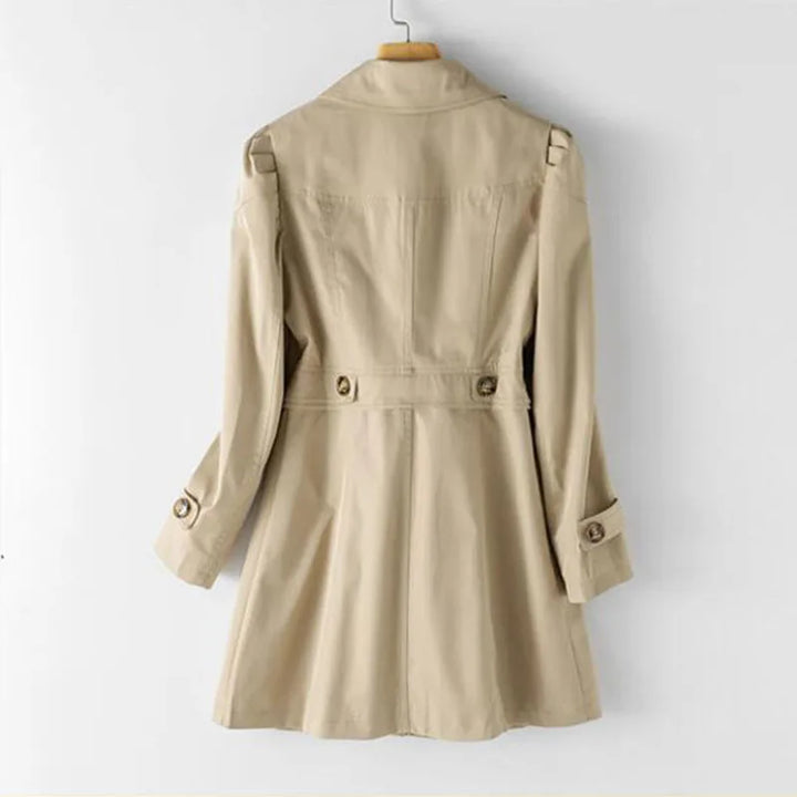 Allsidig dame trenchcoat, perfekt vårkåpe og høstkåpe. Enkeltspent ytterplagg i tidløs stil og stor størrelse.