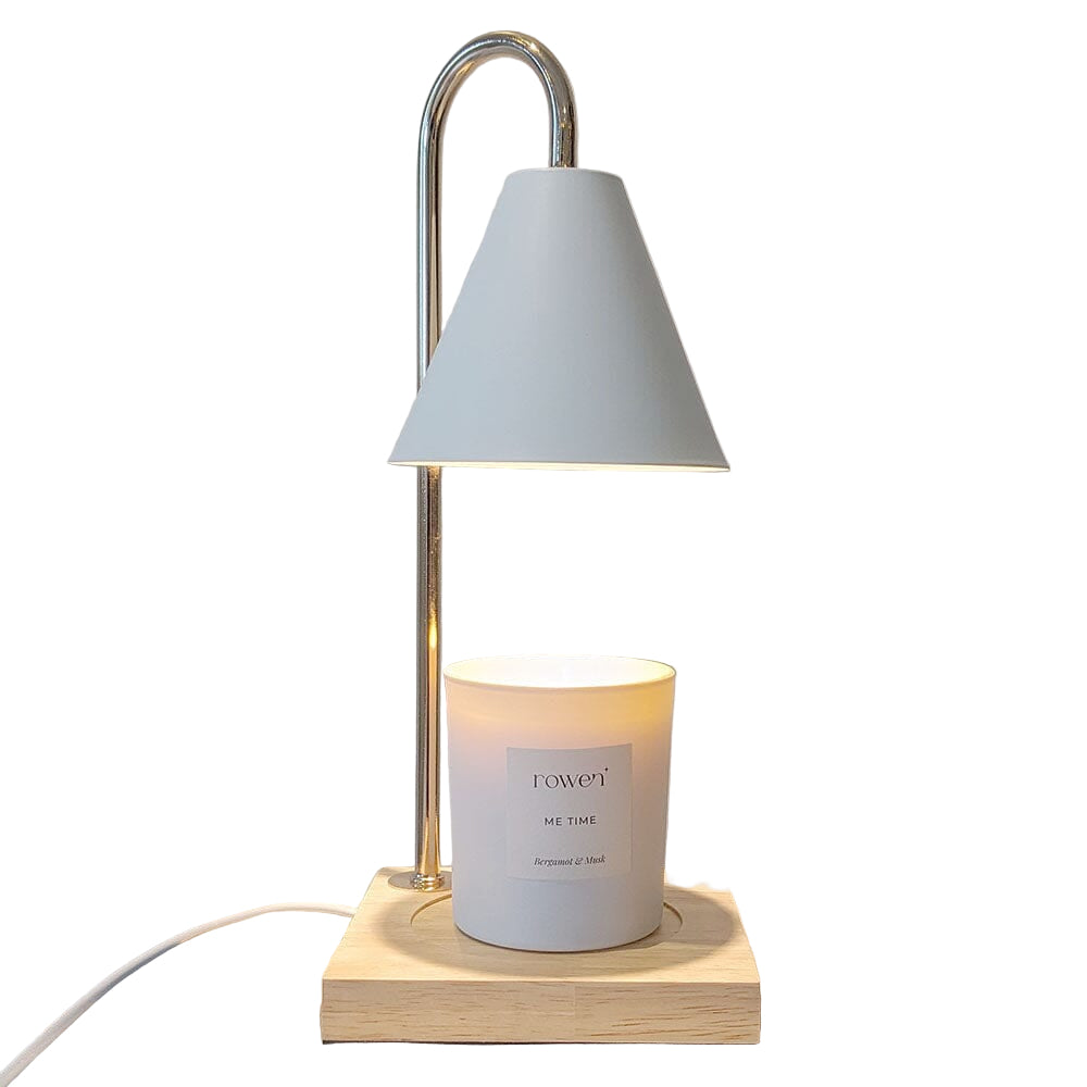 Elegant lysvarmer for duftlys i hvit og gull. Skaper trygg, flammefri atmosfære for moderne hjemmeinnredning.