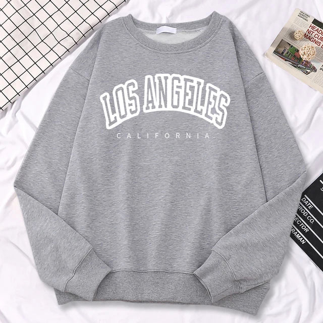 Trendy damegenser, Los Angeles-pullover med kul grafikk, perfekt for en avslappet stil.