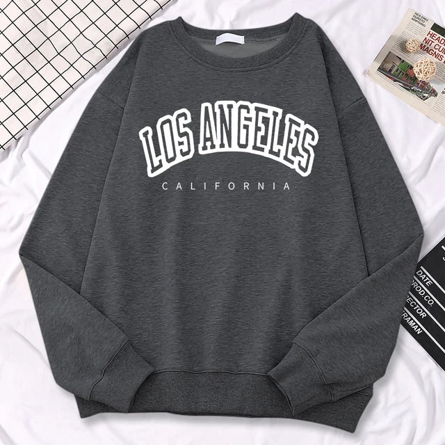 Stilfull damegenser, Los Angeles-tema, komfortabel pullover ideell for fritid og mote.