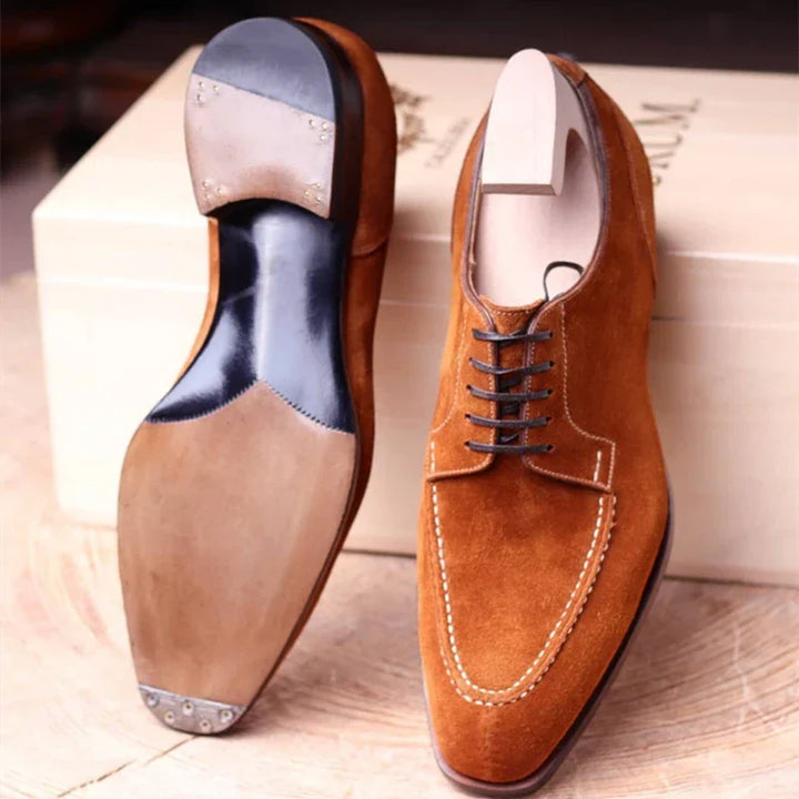 Elegante brune oxfordsko for menn, detaljert sidesøm og slank profil, ideelle pensko med komfort.