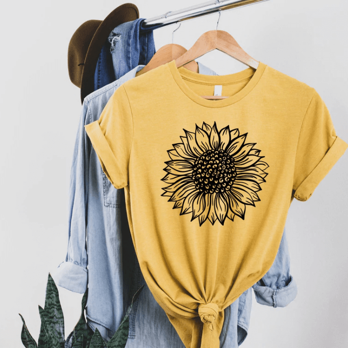 Komfortabel og stilig dame T-skjorte med trendy solsikkeprint og korte ermer.