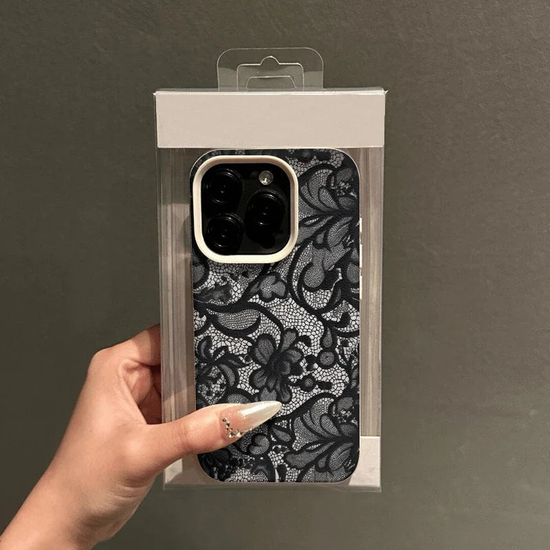 iPhone deksel med delikat blondemønster, gir mobilen en unik og trendy look.
