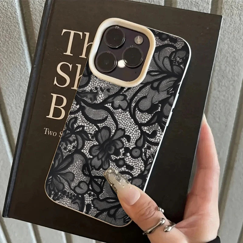 Beskyttende iPhone deksel med vakkert blondemønster, et must-have tilbehør.