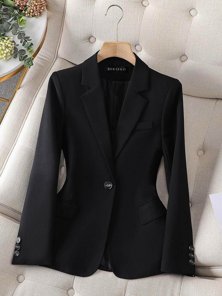 Moderne og elegant dameblazer i moteriktig stil. En tidløs investering for en komplett damemote look.