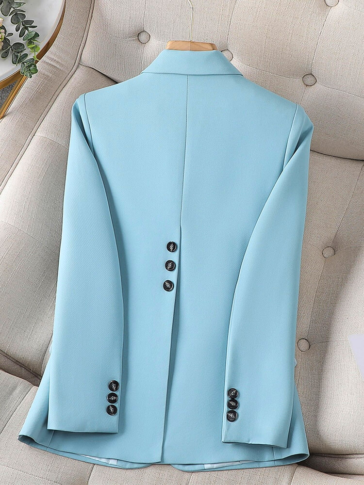 Elegant dameblazer i klassisk design for tidløs stil. Perfekt ytterplagg for formelle og uformelle anledninger.