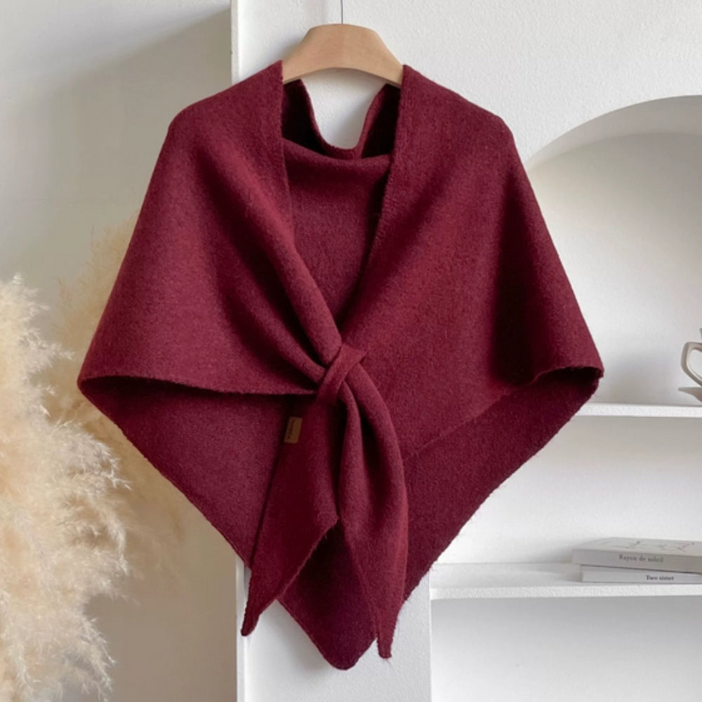 Elegant dameponsjo strikket i mykt garn; ideell som varmende sjal og mote tilbehør.