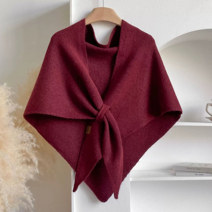 Elegant dameponsjo strikket i mykt garn; ideell som varmende sjal og mote tilbehør.