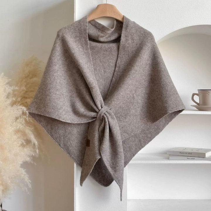 Dame mykt strikket trekantsjal/kappe i elegant design; perfekt ponsjo for vår, høst og vinter.