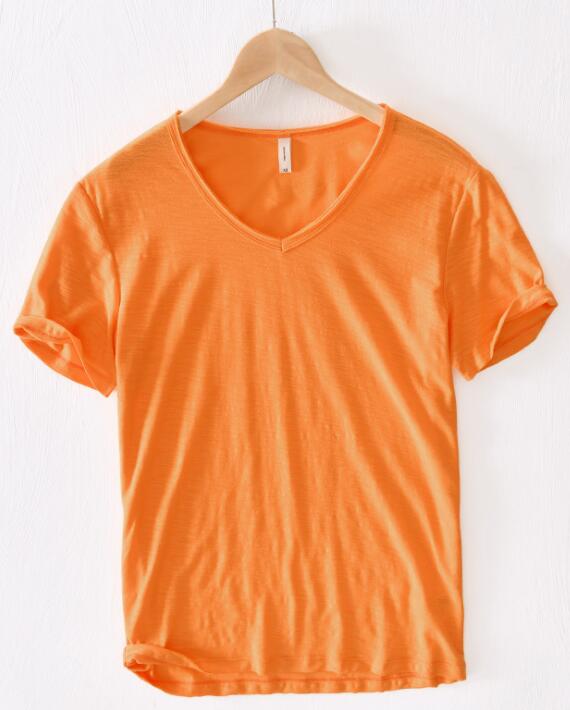 Trendy V-hals kortermet herreskjorte, perfekt som sommerskjorte eller for casual bruk.
