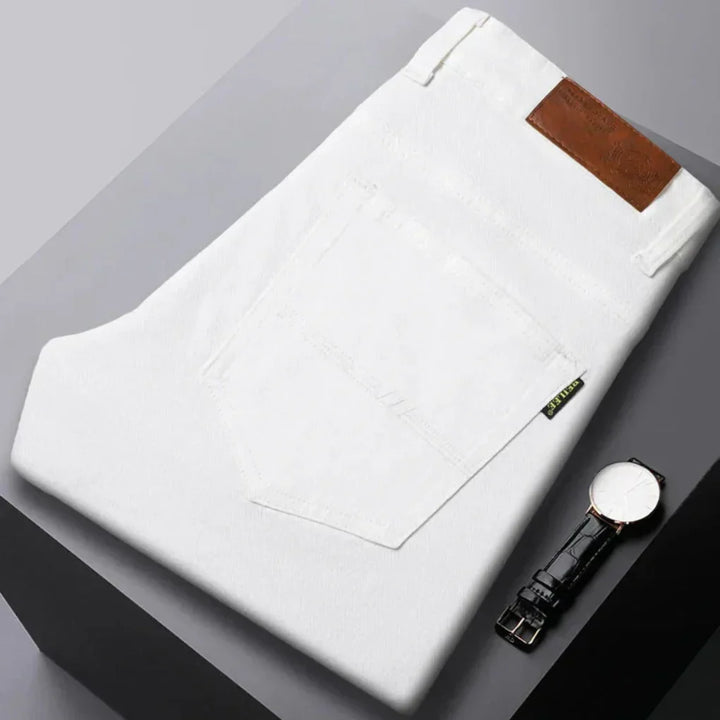 Hvite komfortable slim fit jeans for herre, allround denim bukser som kombinerer mote og avslappet stil.