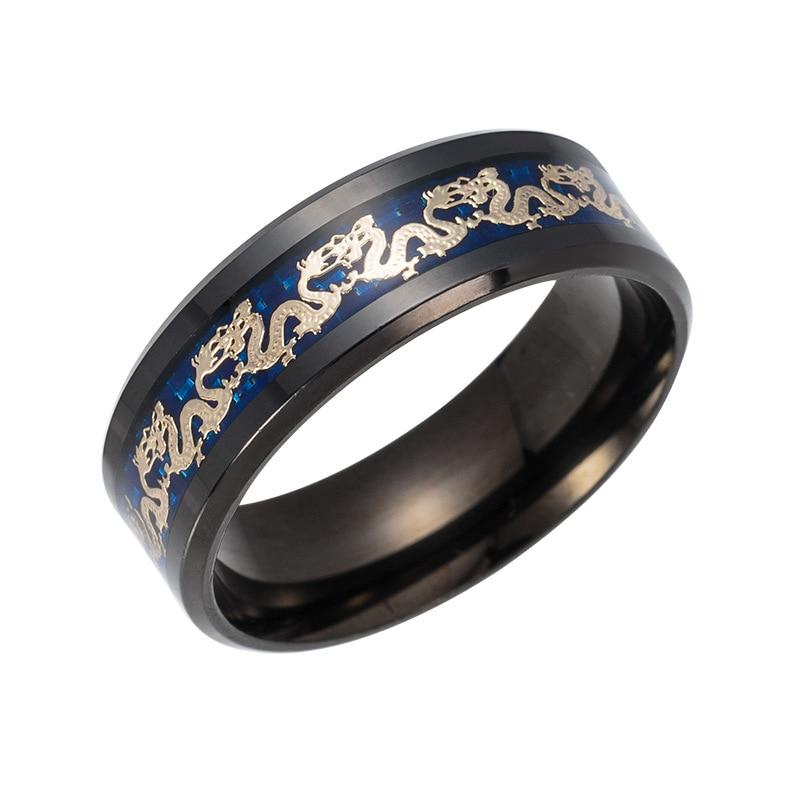 Unisex titanstål ring med keltisk drage motiv båret på fingeren. Stilig og robust smykke.