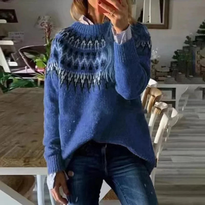 Trendy pullover genser for damer. Flerfarget strikkedesign, rund hals og avslappet passform.