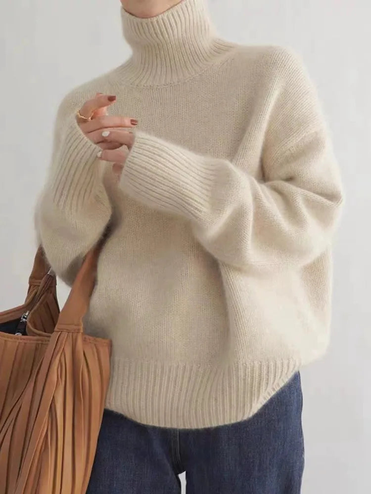 Modell viser stilig damegenser med turtleneck, perfekt for en elegant og varm look på kalde dager.