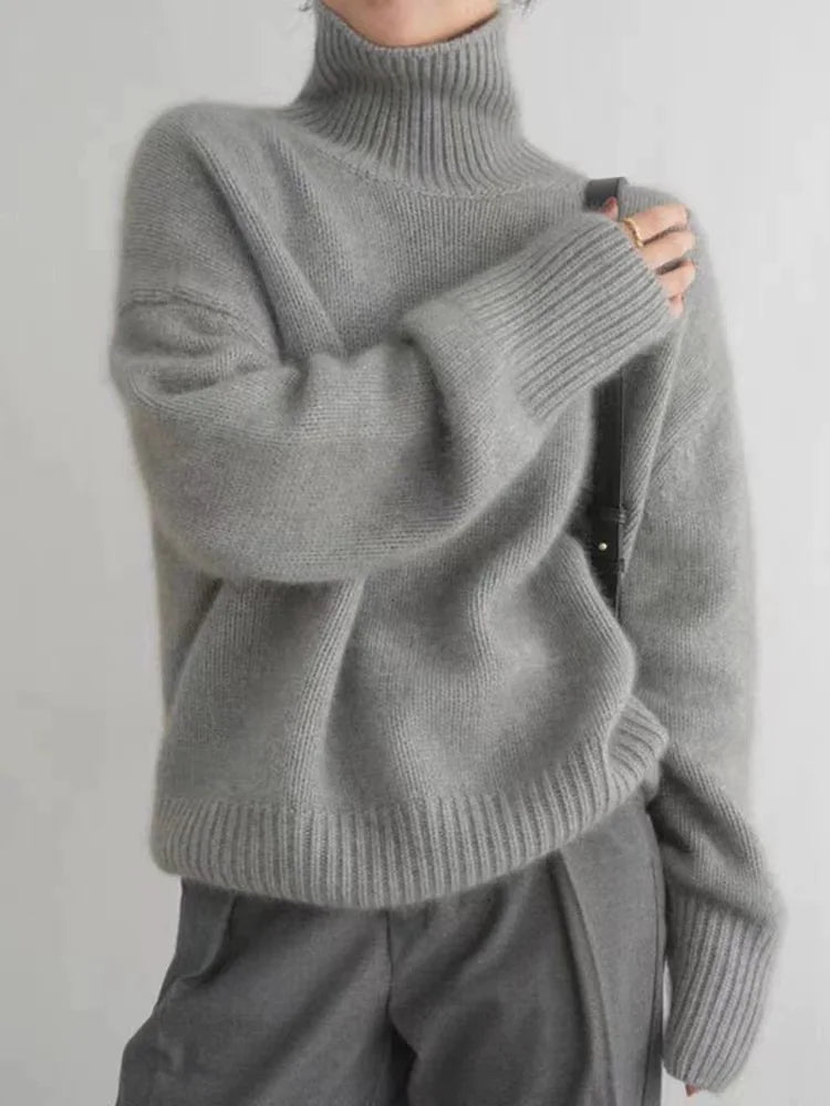 Elegant og allsidig damegenser med høy krage, stylet for en tidløs og sofistikert høst-look.