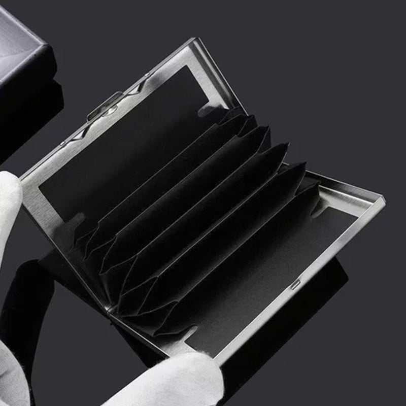 Baksiden av ultratynn kortveske i metall med RFID-beskyttelse. Ren, minimalistisk design for unisex bruk.