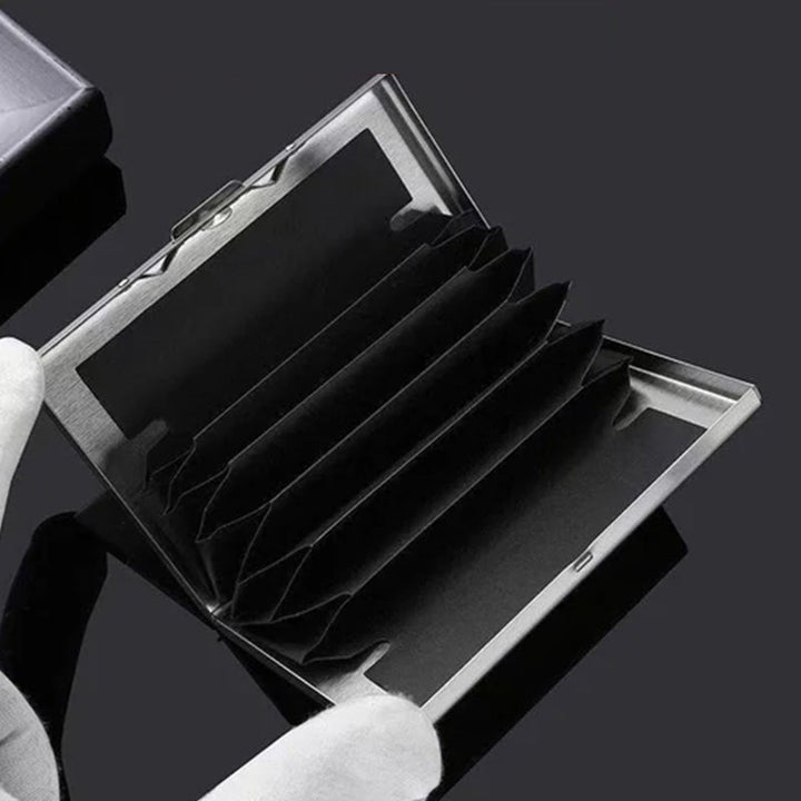 Baksiden av ultratynn kortveske i metall med RFID-beskyttelse. Ren, minimalistisk design for unisex bruk.