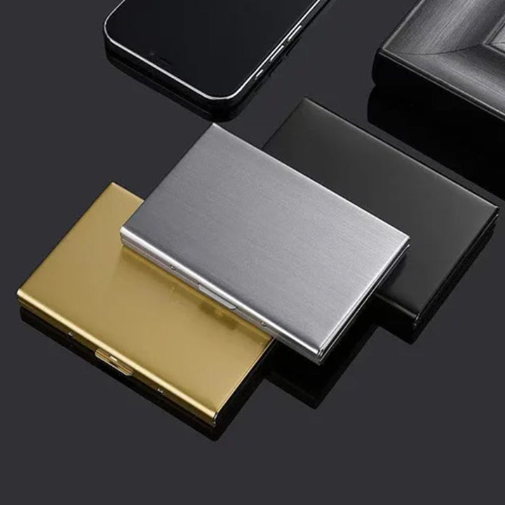 Hånd holder kompakt, ultratynn metallkortveske med RFID-beskyttelse. Praktisk kortholder i lommen.
