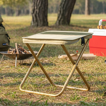 Praktisk 2-i-1 stolveske for camping og festival, med integrert sammenleggbar stol og lagringsplass.