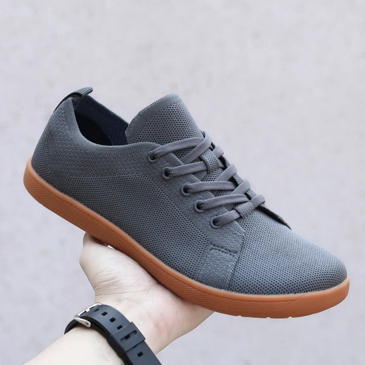 Minimalistiske sneakers med null dropp, gir barfotfølelse og rom for tærne. Ideell for naturlig bevegelse.