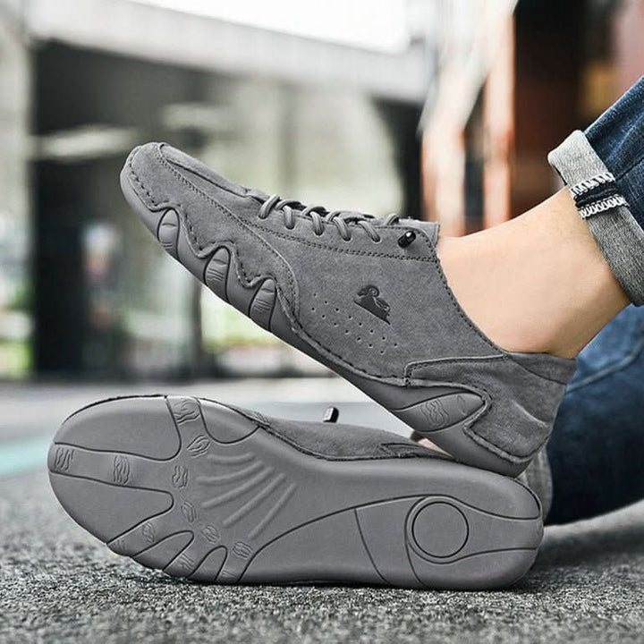 Nøytrale unisex barfotsko, sett fra siden. Viser fleksibel såle og lettvektsdesign for komfort.
