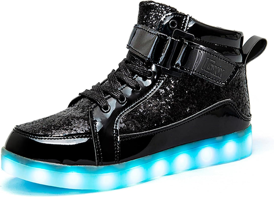 Unisex LED sneakers i bevegelse, med lysende effekt som fanger alles oppmerksomhet.