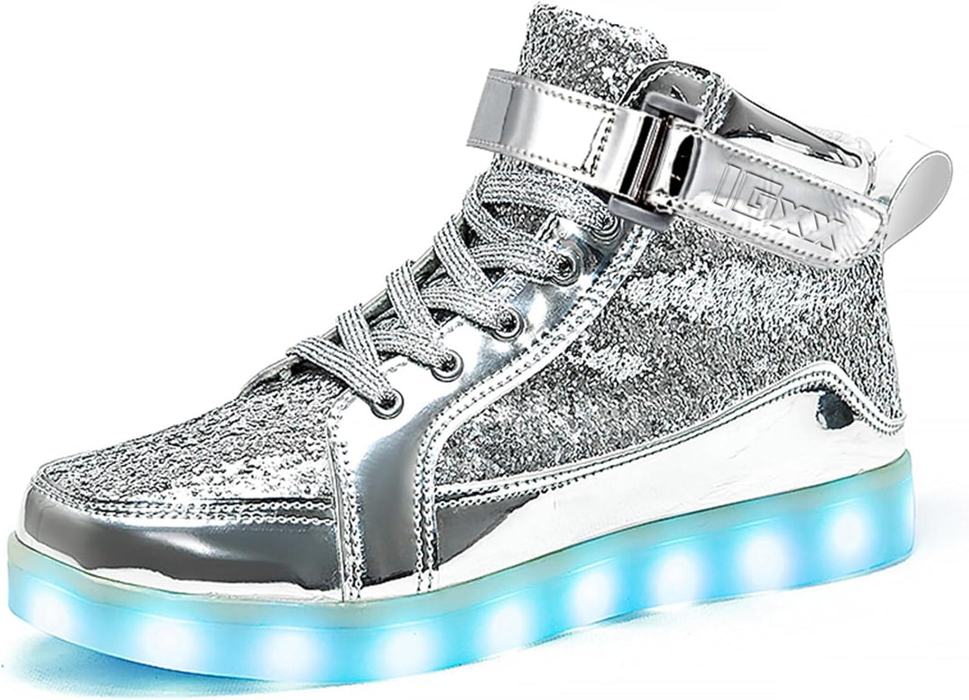 Nærbilde av en unisex LED sneaker med lysende såle og premium finish, klar til bruk.