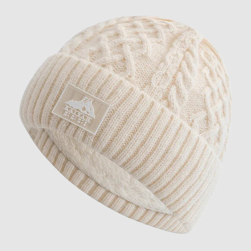Varm strikkelue med fleeceinnside, perfekt for kalde vinterdager. Unisex og tidløs stil.