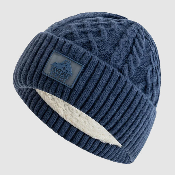Myk og varm vinterlue i strikket design med deilig fleecefôr. En komfortabel unisex lue.