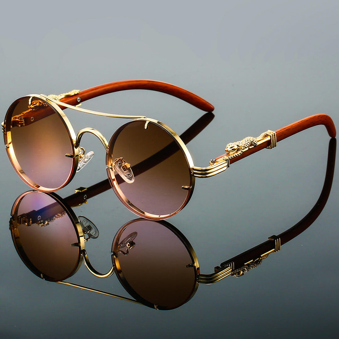 Elegante ovale unisex solbriller med robust metallramme og effektiv UV-beskyttelse. Retro sommerstil.