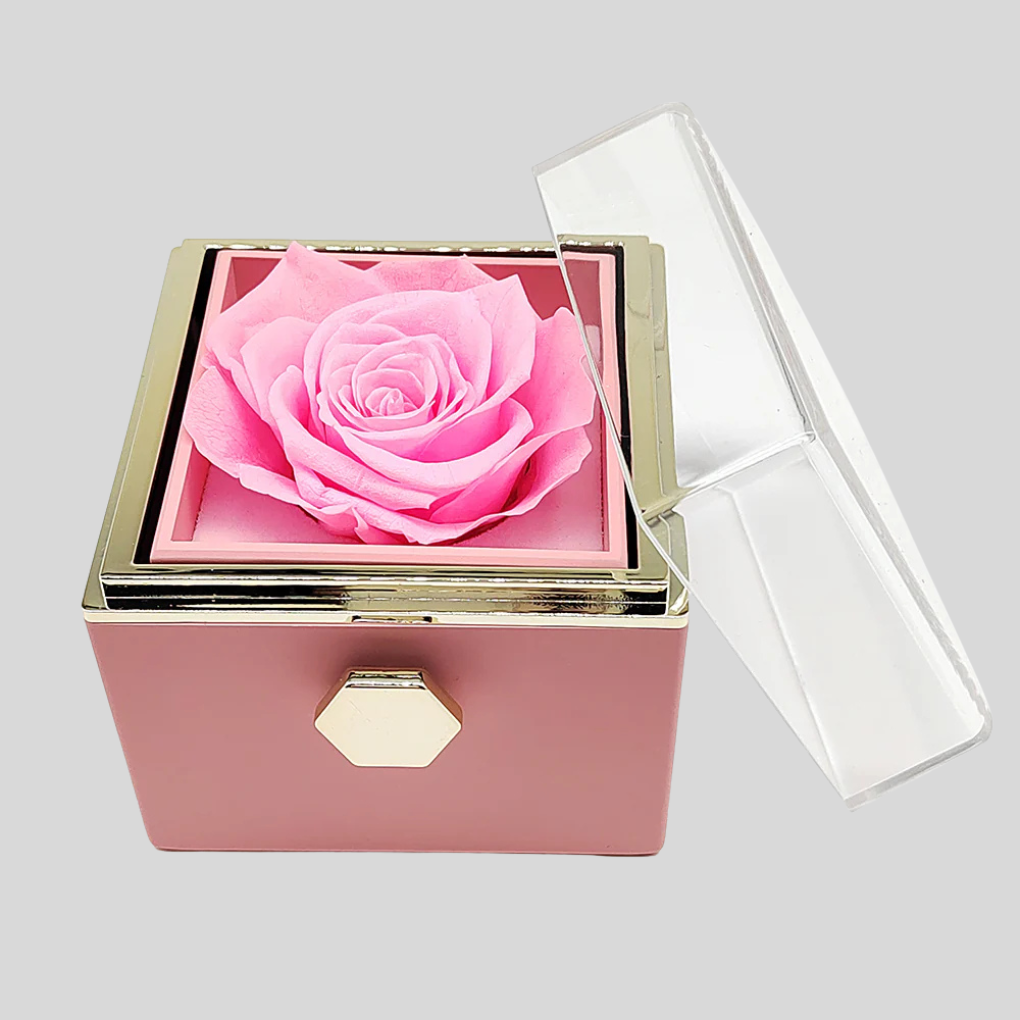Detalj av personlig halskjede med gravert rose anheng. En unik gave til jubileum eller Valentinsdag for kvinner.
