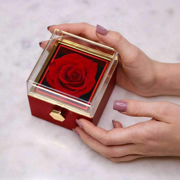 Elegant gravert halskjede til kvinner, en personlig og romantisk gave. Smykke med rose anheng for henne.