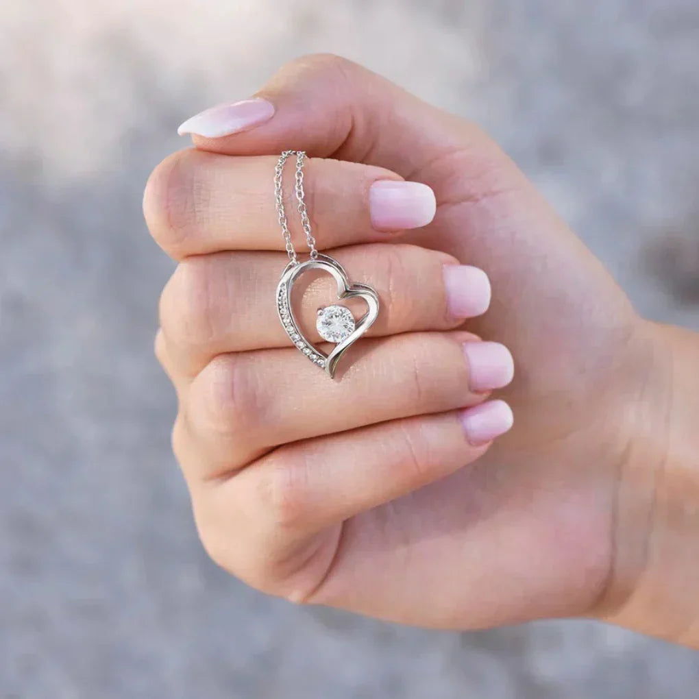Elegant 14k hvitt gull damehalskjede med graverbart hjertevedheng og justerbar kjede, personlig gave.