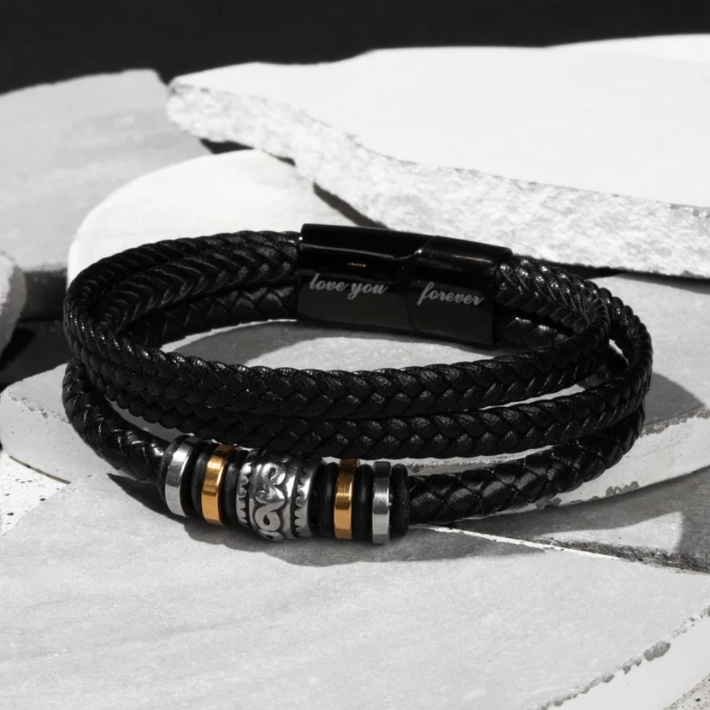 Stilrent, justerbart herrearmbånd med gravert metallplate. Et unikt og personlig hverdagssmykke for menn.