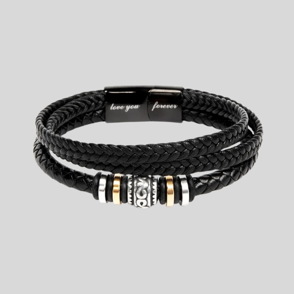 Nærbilde av menns gravert armbånd i metall og tekstil. Personlig herrearmbånd, ideelt som gave til han.