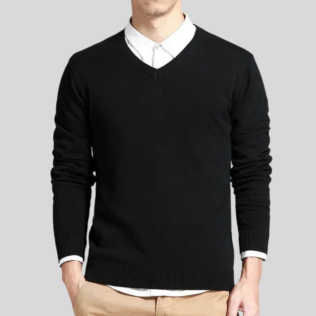 Mann modellerer casual herregenser i bomull med V-hals. Ideell for lagvis bekledning og hverdagsstil.