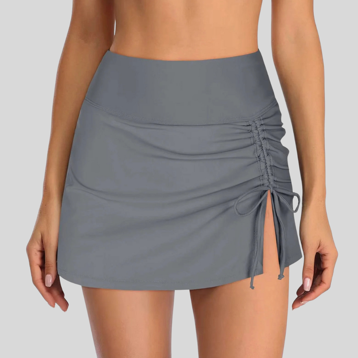 Moderne badeshorts for kvinner, komfortabel for sommerlige vannaktiviteter. Allsidig badetøy for strand og bassengferie.