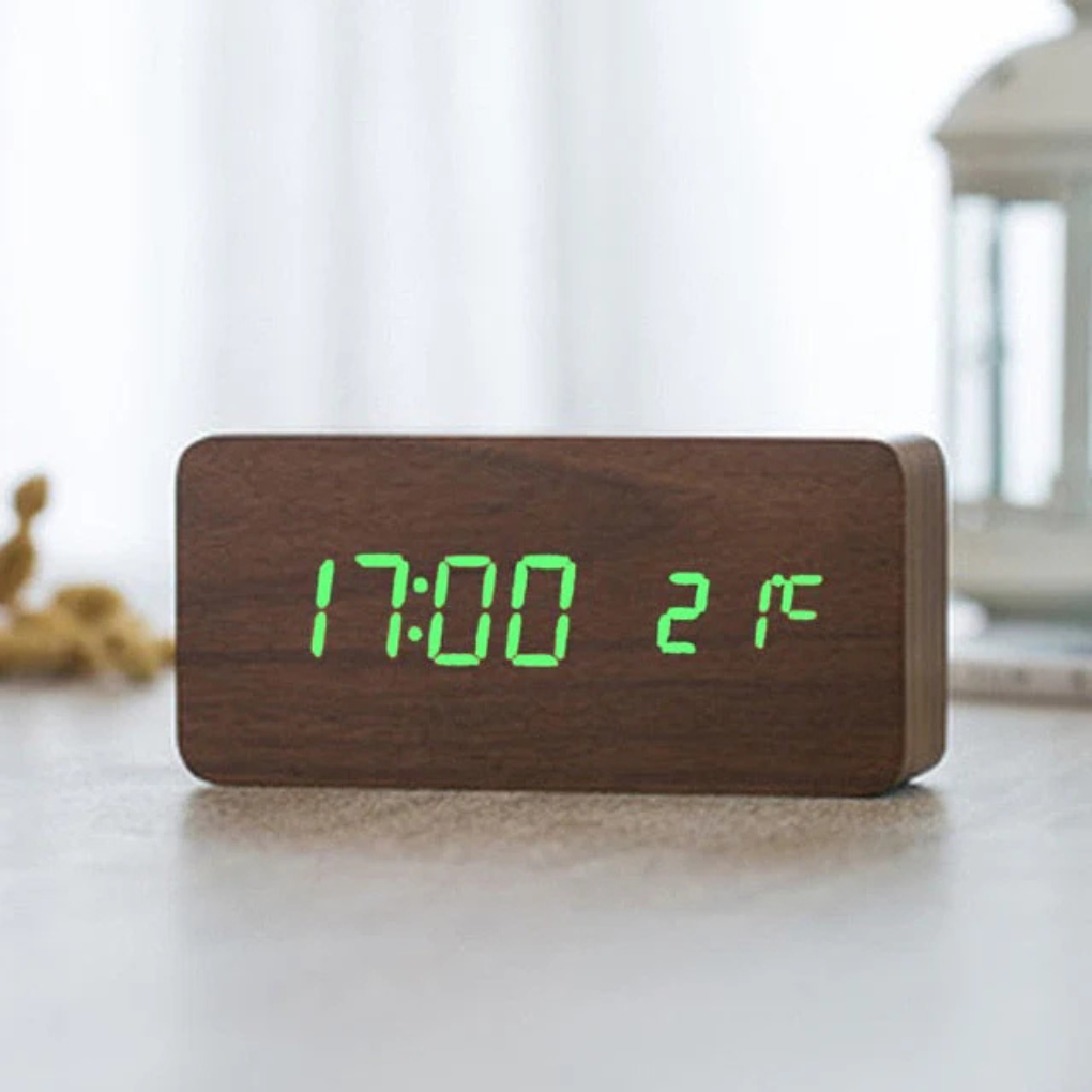 Moderne LED-vekkerklokke for nattbord, stemmeaktivert, tydelig temperatur- og tidsvisning.