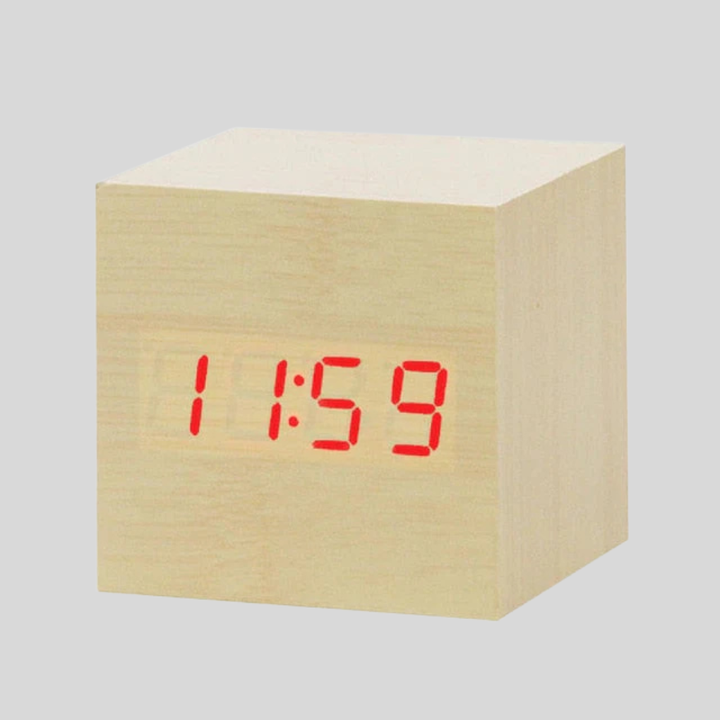 Nærbilde av digital LED-vekkerklokkes display, viser tid og temperatur tydelig.